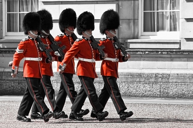  Changing the guard - Buckingham Palace from Gabriel Villena CC BY http://www.flickr.com/photos/gvillena/4745275233/