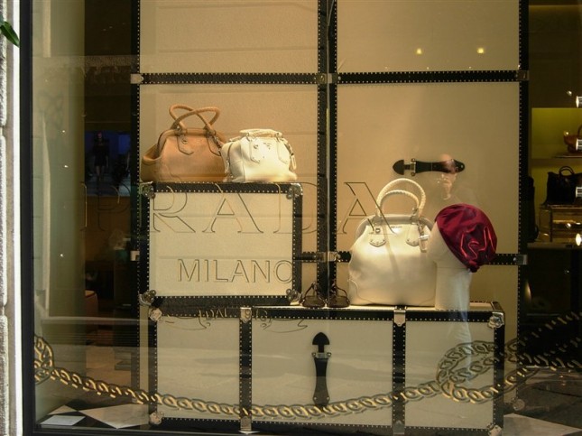 Milan - Shopping from xiquinhosilva (CC) BY-NC http://www.flickr.com/photos/xiquinho/3449505548/